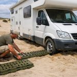 Plaque de désensablage militaire : comment choisir et utiliser cet équipement en camping-car