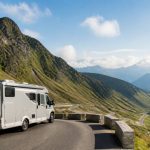 Camping-car en montagne l’été : itinéraires, cols mythiques et conseils pour rouler en toute sécurité