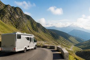 Camping-car en montagne l’été : itinéraires, cols mythiques et conseils pour rouler en toute sécurité