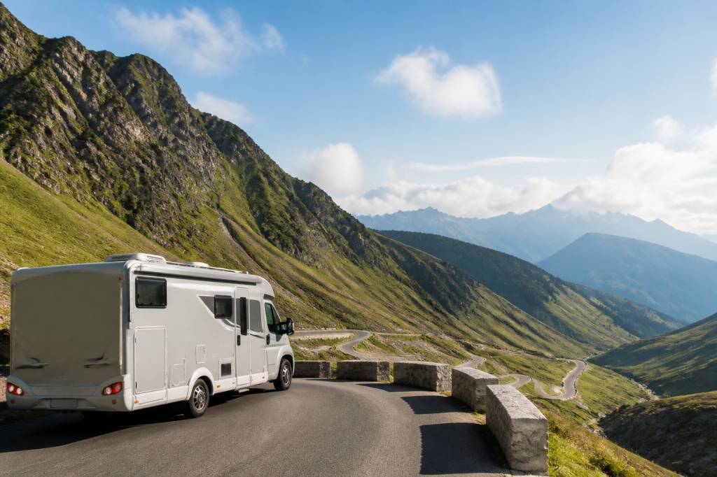 Camping-car en montagne l’été : itinéraires, cols mythiques et conseils pour rouler en toute sécurité