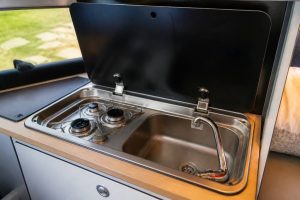 Kit évier fourgon : comment choisir le modèle idéal pour votre aménagement camping-car