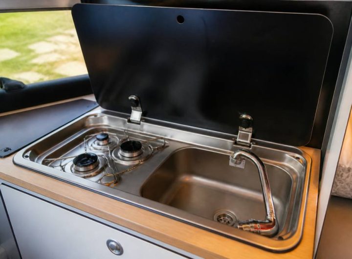 Kit évier fourgon : comment choisir le modèle idéal pour votre aménagement camping-car