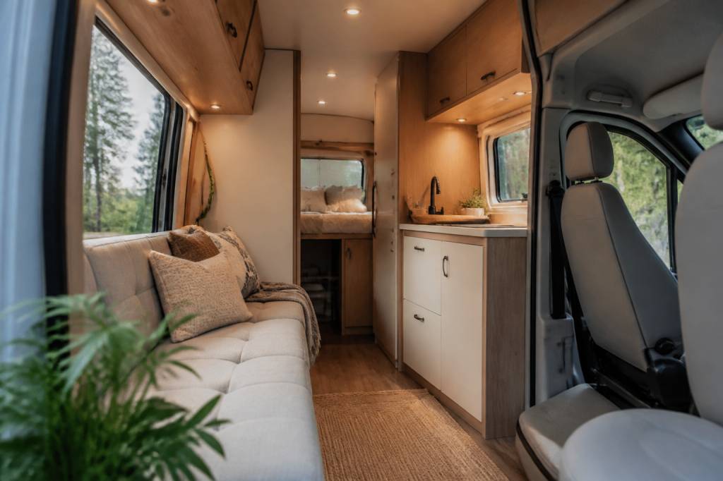 Camping car ford transit interieur : idées d’aménagement et astuces pour optimiser l’espace