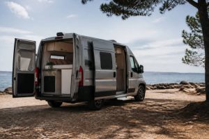 Van riviera : guide complet pour choisir et aménager votre fourgon aménagé
