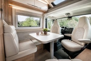 Habillage paroi camping car : conseils et solutions pour rénover l’intérieur de votre véhicule différent?