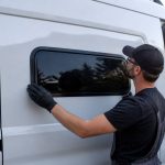 Prix pose fenêtre fourgon : tarifs, étapes et conseils pour bien choisir