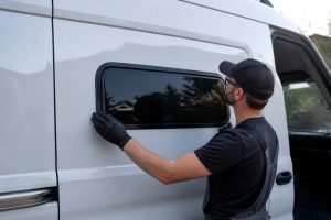 Prix pose fenêtre fourgon : tarifs, étapes et conseils pour bien choisir