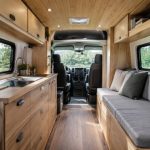 Intérieur van aménagé bois : idées, matériaux et conseils pour un aménagement durable