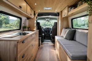 Intérieur van aménagé bois : idées, matériaux et conseils pour un aménagement durable