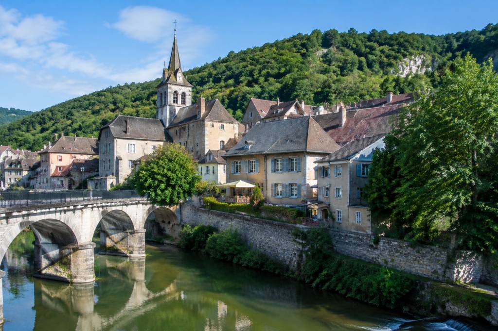 Arbois visite : que voir et faire lors d’une escapade en camping-car