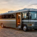 Comment transformer un bus en camping-car : étapes, budget et aménagements