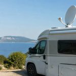 Installation antenne satellite camping-car : guide complet pour choisir et installer son équipement