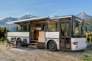 Transformer un bus en camping car : étapes, budget et conseils pratiques