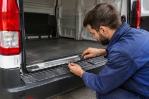Comment fixer un contreplaqué dans un utilitaire : méthodes et conseils pratiques